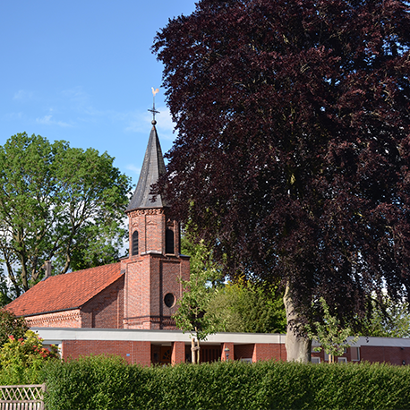 Kirche Augustfehn vorne